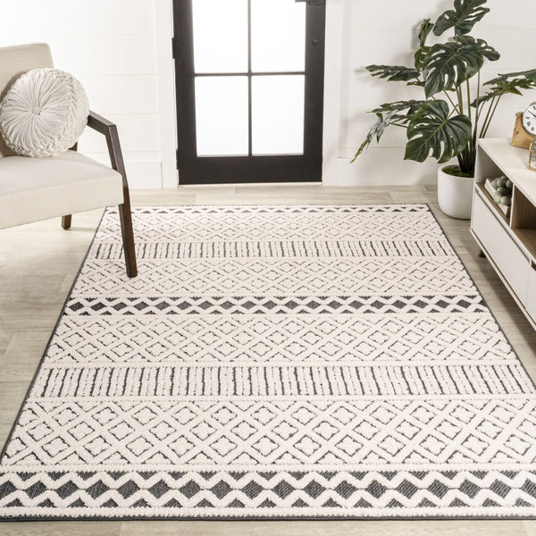 HomeRoots 5' Cream and Black Trellis Area Rug - Stylish Indoor/Outdoor Mat for Easy Care and Durability 703395