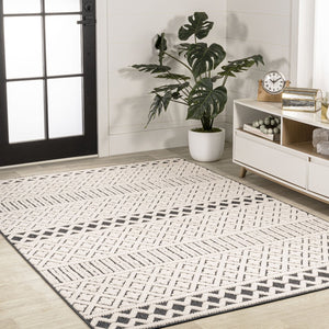 HomeRoots 5' Cream and Black Trellis Area Rug - Stylish Indoor/Outdoor Mat for Easy Care and Durability 703395
