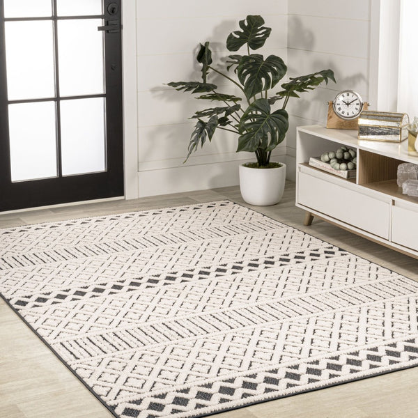 HomeRoots 5' Cream and Black Trellis Area Rug - Stylish Indoor/Outdoor Mat for Easy Care and Durability 703395