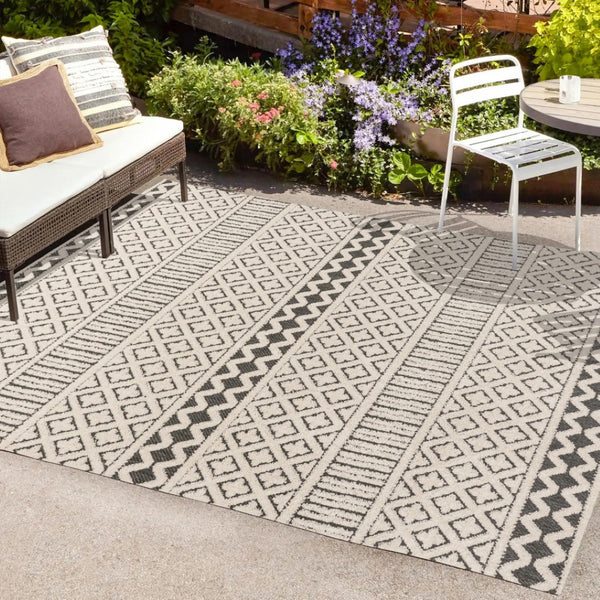 HomeRoots 5' Cream and Black Trellis Area Rug - Stylish Indoor/Outdoor Mat for Easy Care and Durability 703395