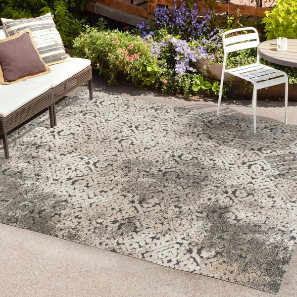 HomeRoots 5' Abstract Area Rug in Cream Beige & Dark Gray - Stylish Indoor/Outdoor Design for Modern Spaces 703401