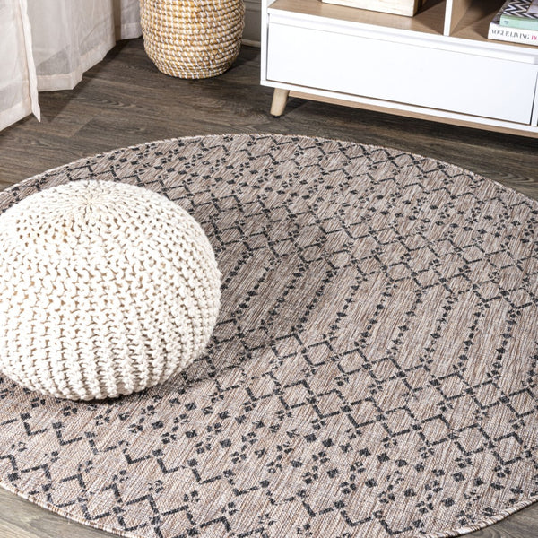HomeRoots 8' Natural and Black Round Trellis Rug - Durable Indoor/Outdoor Area Rug for Modern Spaces, 93" Diameter 703469