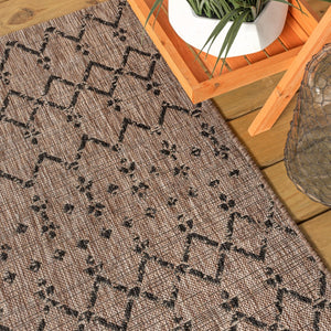 HomeRoots 8' Natural and Black Square Trellis Rug – Stylish, Durable, and Easy-Care for Indoor/Outdoor Spaces 703470