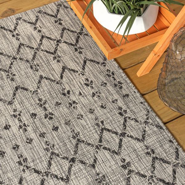 HomeRoots 8' Light Gray & Black Round Trellis Area Rug – Modern, Durable, Easy-Care Design for Indoor/Outdoor Use 703479