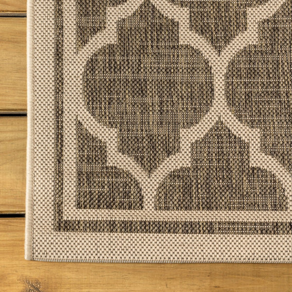 HomeRoots 8' Brown and Beige Round Geometric Area Rug - Stylish Indoor/Outdoor Rug for Patios & Kitchens 703489