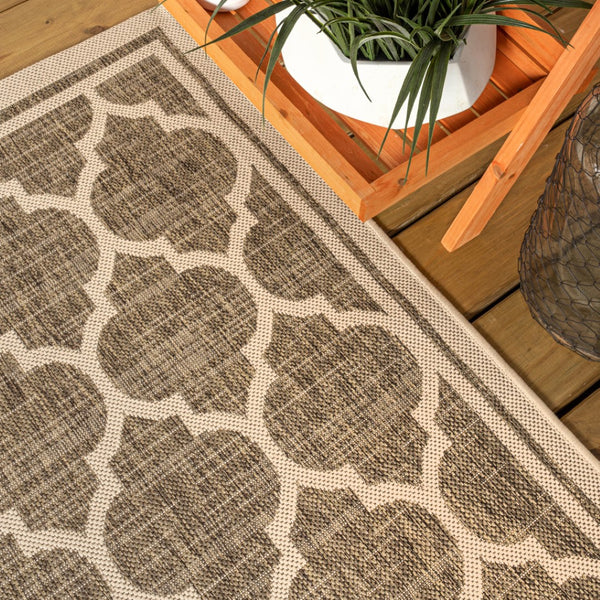 HomeRoots 8' Brown and Beige Round Geometric Area Rug - Stylish Indoor/Outdoor Rug for Patios & Kitchens 703489