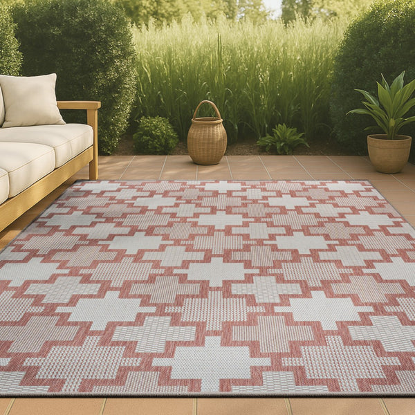 HomeRoots 5' Salmon and Cream Trellis Rug - Stylish Indoor/Outdoor Design, Durable & Easy-Care for Any Space 703534