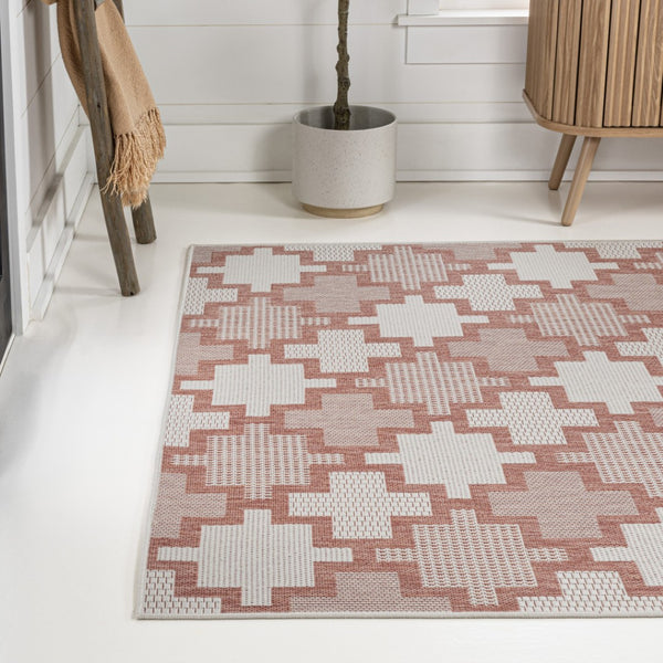 HomeRoots 5' Salmon and Cream Trellis Rug - Stylish Indoor/Outdoor Design, Durable & Easy-Care for Any Space 703534