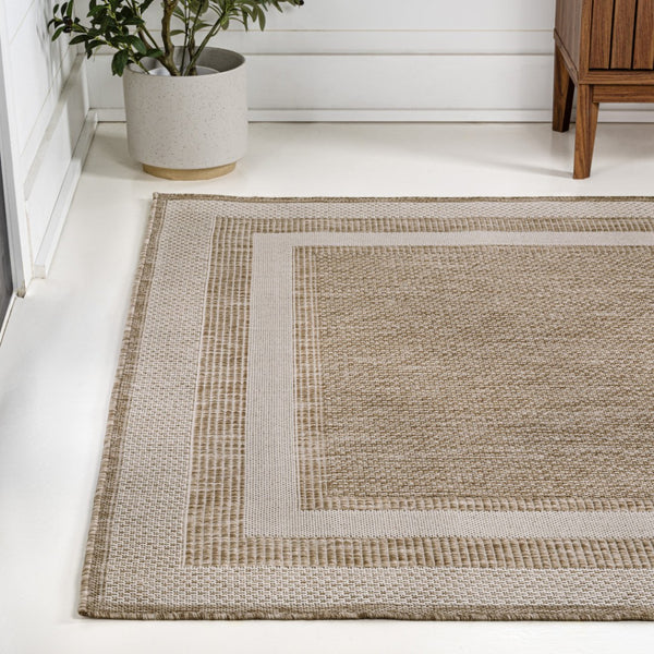 HomeRoots 5' Stylish Beige and Cream Indoor-Outdoor Area Rug - Durable, Weather-Resistant & Easy Care Design! 703562
