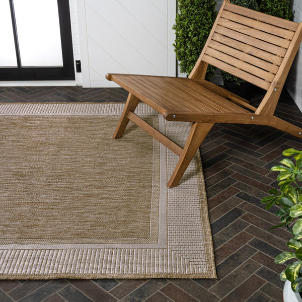 HomeRoots 5' Chic Beige & Cream Indoor/Outdoor Area Rug - Durable, Versatile, Low-Maintenance for Any Space! 703566