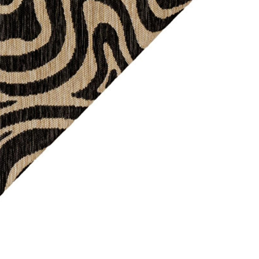 HomeRoots 5' Gray and Cream Abstract Washable Area Rug – Stylish Indoor/Outdoor Design, Easy Care & Durable! 703675