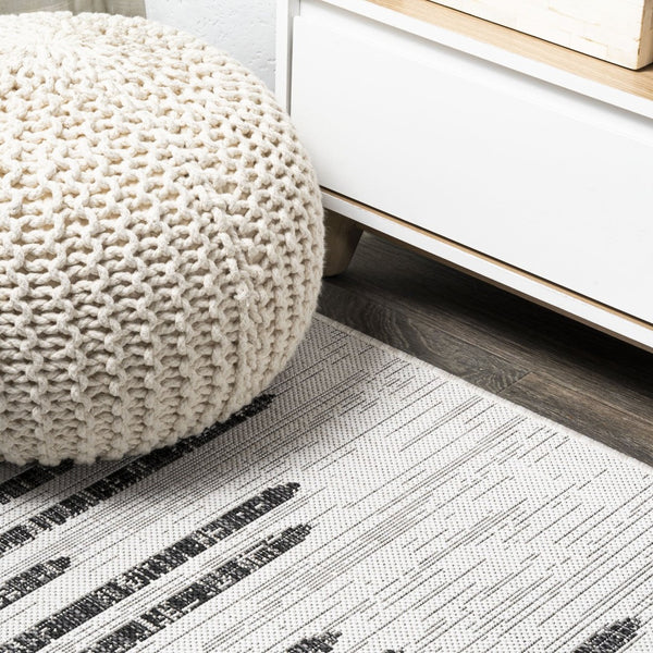 HomeRoots 8' Ivory and Black Round Striped Area Rug - Stylish, Durable Indoor/Outdoor Design for Any Space 703737