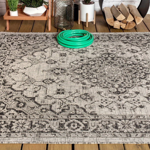 HomeRoots 5' Gray and Black Medallion Area Rug - Stylish Indoor/Outdoor Accent for Any Space, Durable & Easy Care 703851