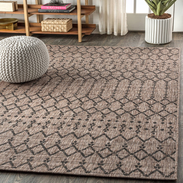 HomeRoots 5' Trellis Area Rug - Chic Natural & Black Design for Indoors & Outdoors, Durable & Easy Care! 703961