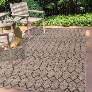HomeRoots 5' Trellis Area Rug - Chic Natural & Black Design for Indoors & Outdoors, Durable & Easy Care! 703961
