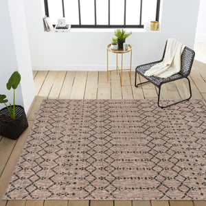 HomeRoots 5' Trellis Area Rug - Chic Natural & Black Design for Indoors & Outdoors, Durable & Easy Care! 703961