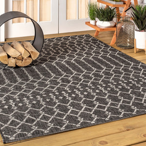 HomeRoots 5' X 8' Black And Gray Trellis Area Rug - Stylish, Durable, Indoor/Outdoor, Low-Maintenance Design 703971