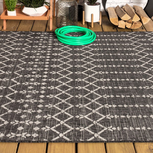 HomeRoots 5' X 8' Black And Gray Trellis Area Rug - Stylish, Durable, Indoor/Outdoor, Low-Maintenance Design 703971