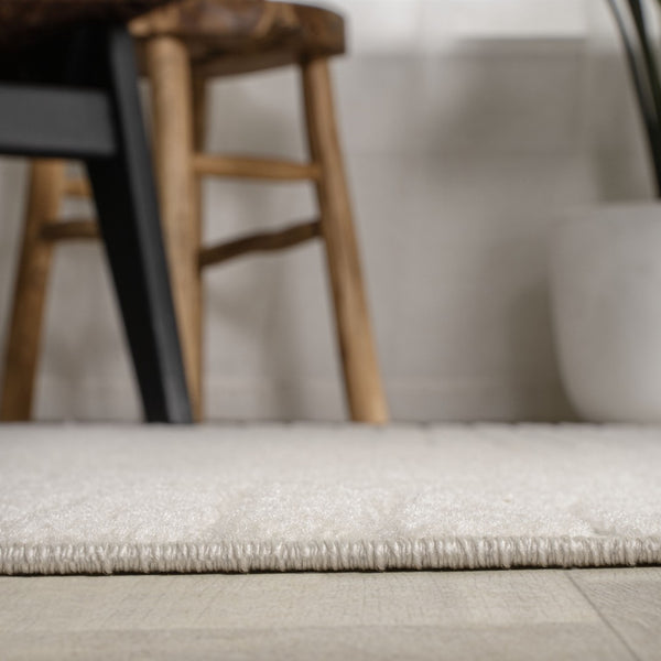 HomeRoots 5' Ivory and Cream Round Striped Rug - Stylish Indoor/Outdoor Accent for Patios, Kitchens & More! 704035