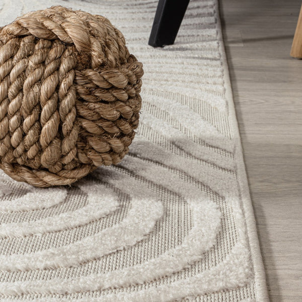 HomeRoots 8' Cream And Ivory Round Area Rug - Modern Abstract Design for Indoor-Outdoor Spaces, Durable Style 704093