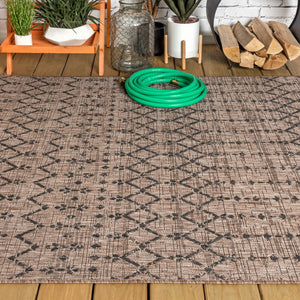 HomeRoots 10' X 14' Trellis Area Rug – Durable Indoor/Outdoor Design in Natural & Black for Stylish Spaces 704392