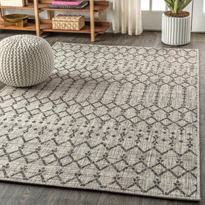 HomeRoots 10' Light Gray & Black Trellis Area Rug - Durable Indoor/Outdoor Design for Elegance & Versatility 704394