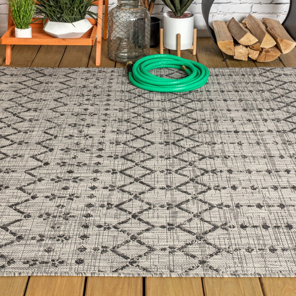 HomeRoots 10' Light Gray & Black Trellis Area Rug - Durable Indoor/Outdoor Design for Elegance & Versatility 704394