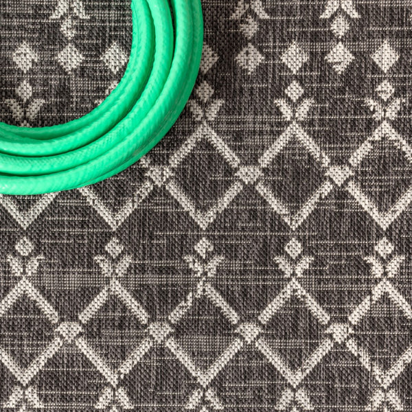 HomeRoots 8' Black and Gray Trellis Rug - Modern Square Indoor/Outdoor Area Rug for Stylish Living Spaces 704402