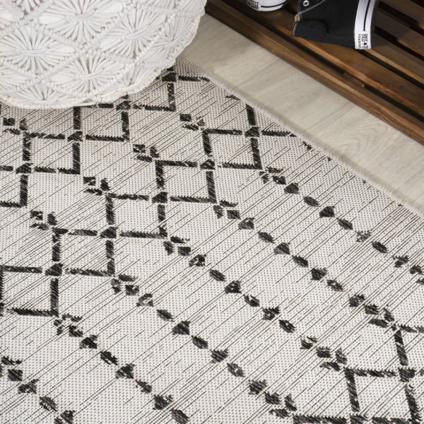 HomeRoots 8' Cream and Black Round Trellis Rug - Durable, Modern Design for Indoor & Outdoor Spaces, Easy Care 704419