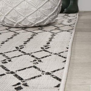 HomeRoots 8' Cream and Black Round Trellis Rug - Durable, Modern Design for Indoor & Outdoor Spaces, Easy Care 704419