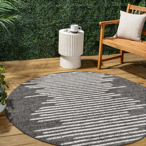 HomeRoots 5' Striking Black and Ivory Round Striped Area Rug for Indoor & Outdoor Spaces - Durable & Stylish 704534