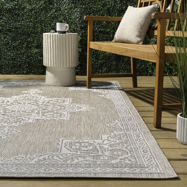 HomeRoots 8' X 10' Beige and Cream Medallion Rug - Stylish Indoor/Outdoor Area Rug for Versatile Spaces 704609