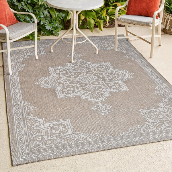 HomeRoots 8' X 10' Beige and Cream Medallion Rug - Stylish Indoor/Outdoor Area Rug for Versatile Spaces 704609
