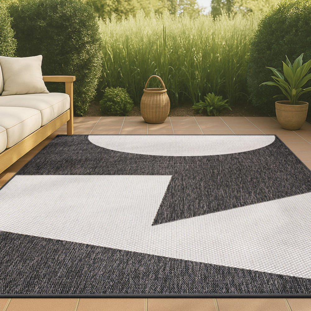 HomeRoots 4' X 6' Black And Cream Geometric Area Rug – Stylish Indoor/Outdoor Design for High-Traffic Spaces 704627