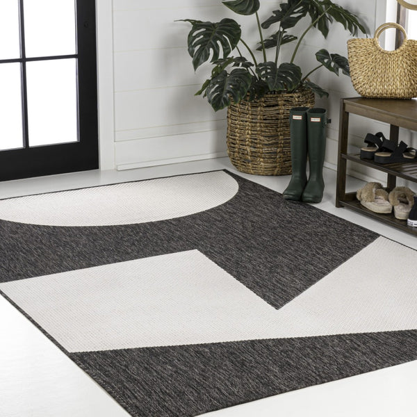 HomeRoots 4' X 6' Black And Cream Geometric Area Rug – Stylish Indoor/Outdoor Design for High-Traffic Spaces 704627
