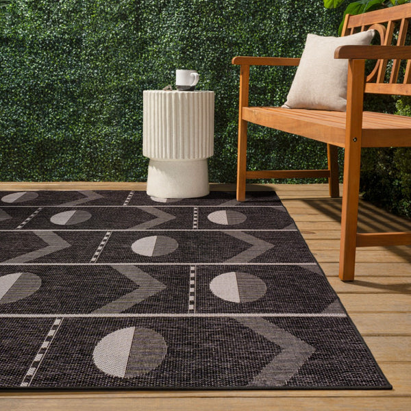 HomeRoots 5' Geometric Black and Cream Area Rug - Stylish, Durable, Indoor/Outdoor Design for Modern Spaces 704648