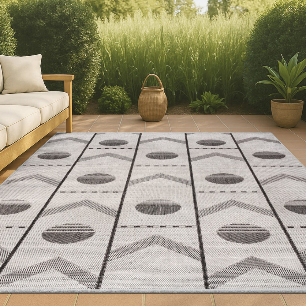 HomeRoots 4' X 6' Cream and Black Geometric Indoor Outdoor Rug – Stylish, Durable, Easy-Care for Any Space! 704652