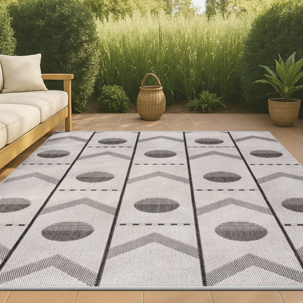 HomeRoots 4' X 6' Cream and Black Geometric Indoor Outdoor Rug – Stylish, Durable, Easy-Care for Any Space! 704652