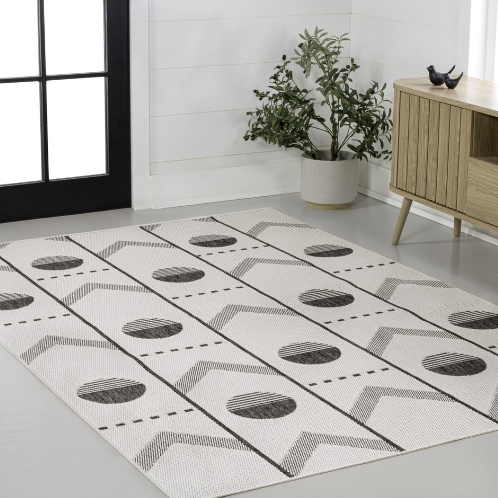 HomeRoots 4' X 6' Cream and Black Geometric Indoor Outdoor Rug – Stylish, Durable, Easy-Care for Any Space! 704652