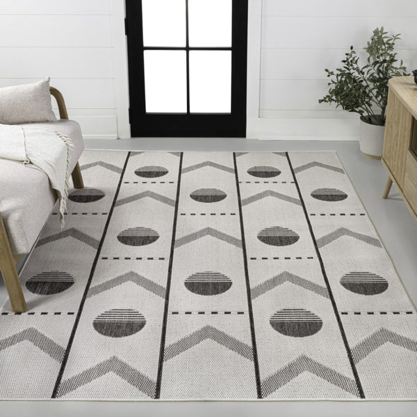 HomeRoots 4' X 6' Cream and Black Geometric Indoor Outdoor Rug – Stylish, Durable, Easy-Care for Any Space! 704652