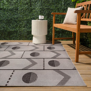 HomeRoots 4' X 6' Cream and Black Geometric Indoor Outdoor Rug – Stylish, Durable, Easy-Care for Any Space! 704652