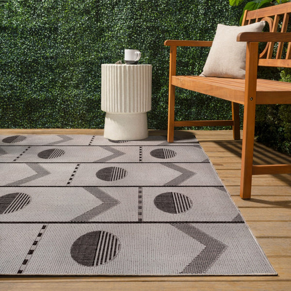 HomeRoots 4' X 6' Cream and Black Geometric Indoor Outdoor Rug – Stylish, Durable, Easy-Care for Any Space! 704652