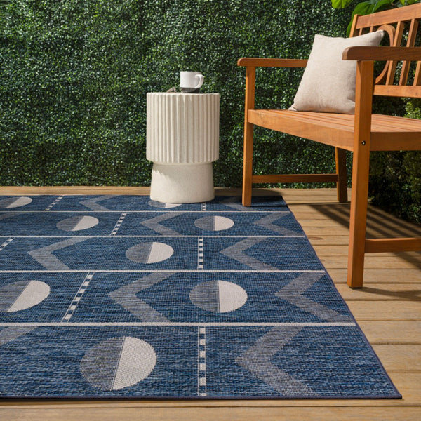 HomeRoots 5' Navy Blue & Cream Geometric Area Rug - Stylish, Durable Indoor/Outdoor Accent for Any Space 704658