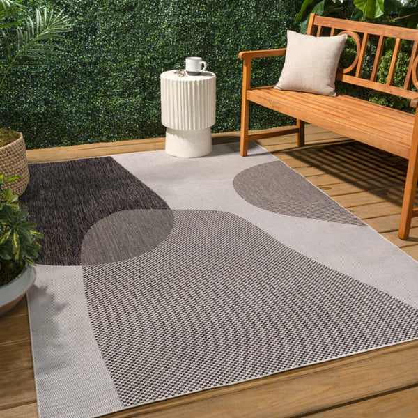 HomeRoots 4' Cream and Black Geometric Indoor-Outdoor Area Rug - Durable, Stylish, and Low-Maintenance Design! 704672