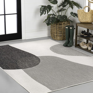 HomeRoots 5' Geometric Cream and Black Area Rug - Stylish Indoor/Outdoor Design for Modern Living Spaces 704673