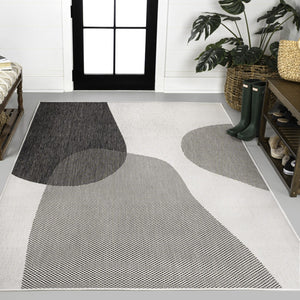 HomeRoots 5' Geometric Cream and Black Area Rug - Stylish Indoor/Outdoor Design for Modern Living Spaces 704673