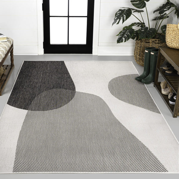HomeRoots 5' Geometric Cream and Black Area Rug - Stylish Indoor/Outdoor Design for Modern Living Spaces 704673