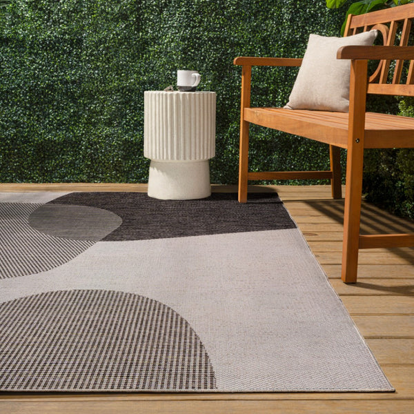 HomeRoots 5' Geometric Cream and Black Area Rug - Stylish Indoor/Outdoor Design for Modern Living Spaces 704673