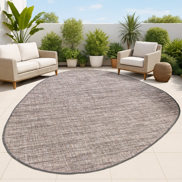 HomeRoots 5' Stylish Natural and Black Medallion Indoor/Outdoor Area Rug - Durable, Versatile, Easy Care! 704835
