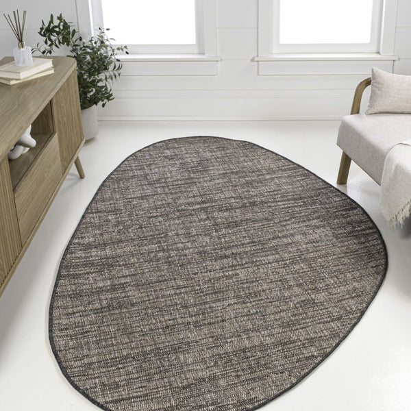HomeRoots 5' Stylish Natural and Black Medallion Indoor/Outdoor Area Rug - Durable, Versatile, Easy Care! 704835